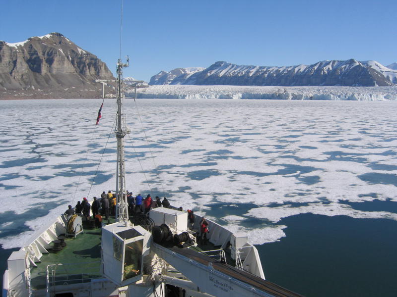 Tunabreen Gletscher mit Eisfeld davor